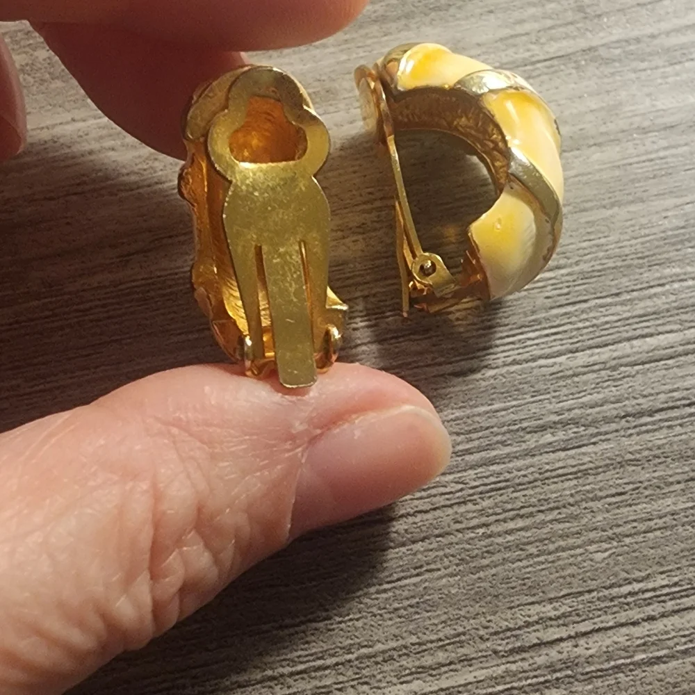 K.J.L Elegant Gold and Cream Hoop‎ Earrings. Signs Of Used. - Picture 4 of 7